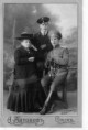 /album/foto-svyashchennikov/utekhina-anna-vasiljevna-s-synovyami-sergievskimi-stoit-nikolaj-ryadom-vladimir-1918g-jpg/